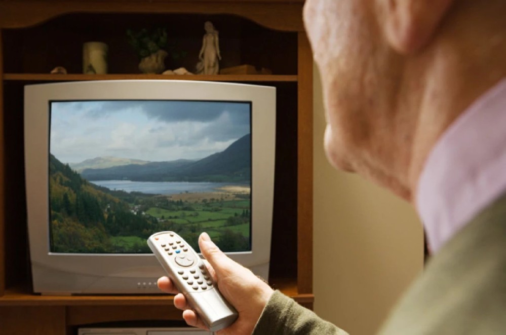 60岁以上老人，听不见听不清正常吗？需要干预吗？