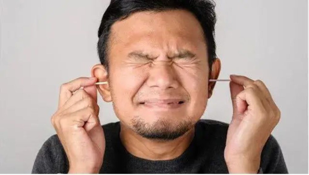 耳朵里总感觉油油的，是怎么回事？