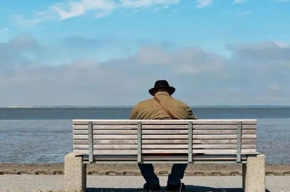 对老人说话声音越大就听得越清吗？