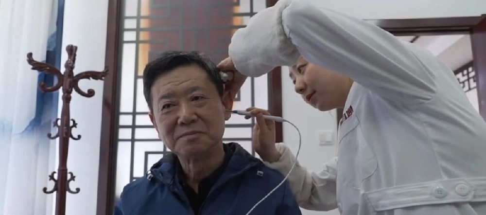 79岁老人化脓性中耳炎导致面瘫！一时拖延差点要了她的命