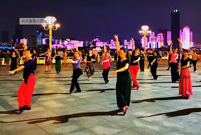 广场舞引争端！65岁大妈突聋！