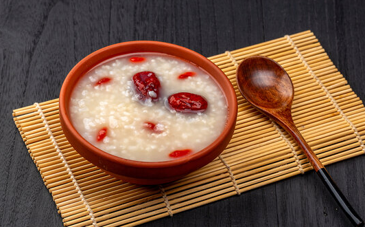 耳朵嗡嗡响？这两种食物换着吃，耳朵一天比一天好