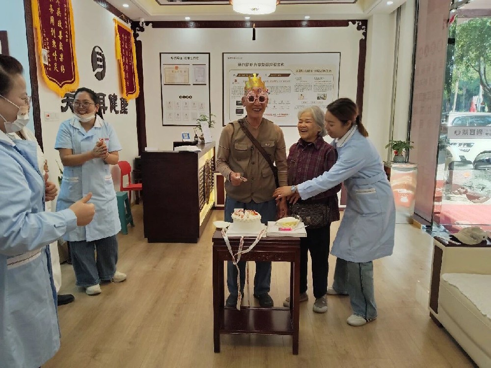 温情满邕城！南宁帮耳通为 86 岁顾客庆生，高龄耳健康守护正当时